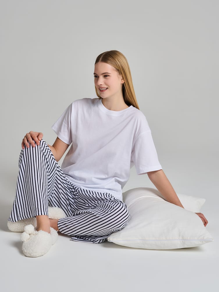 Пижама с футболкой и штанами в полоску