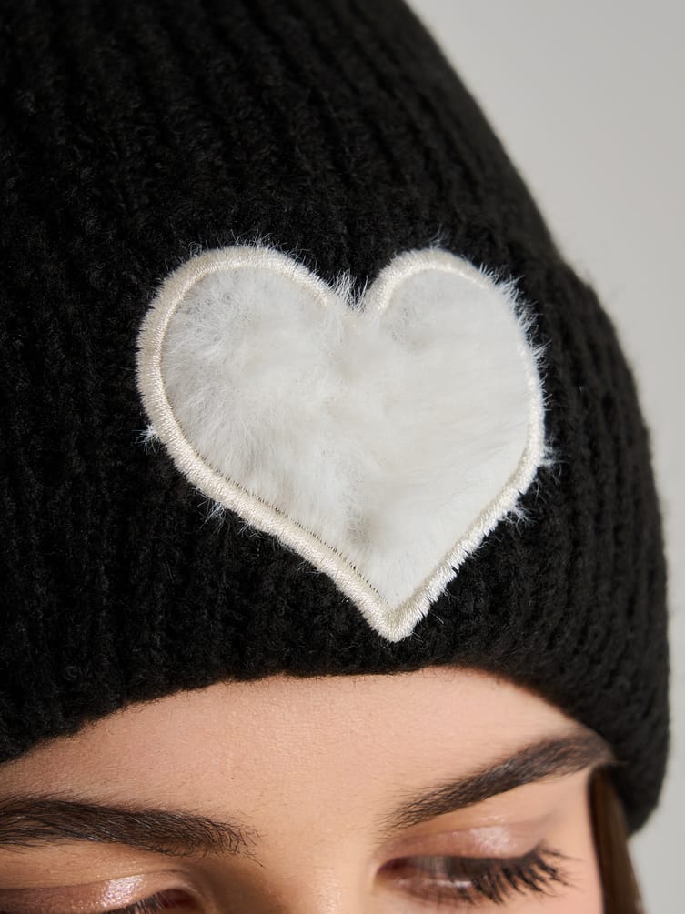 Вязаная шапка с плюшевым сердцем