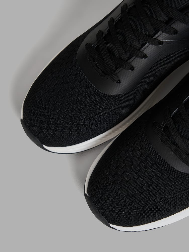 Черные спортивные кроссовки на массивной подошве