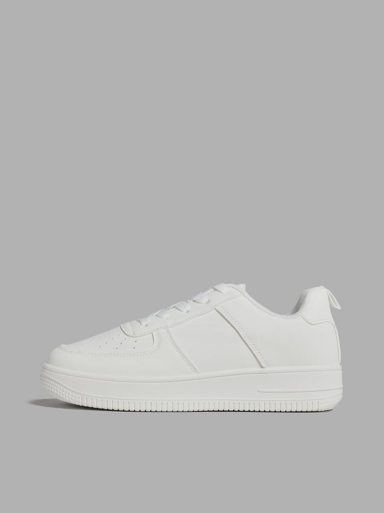 Низкие кроссовки на белой подошве