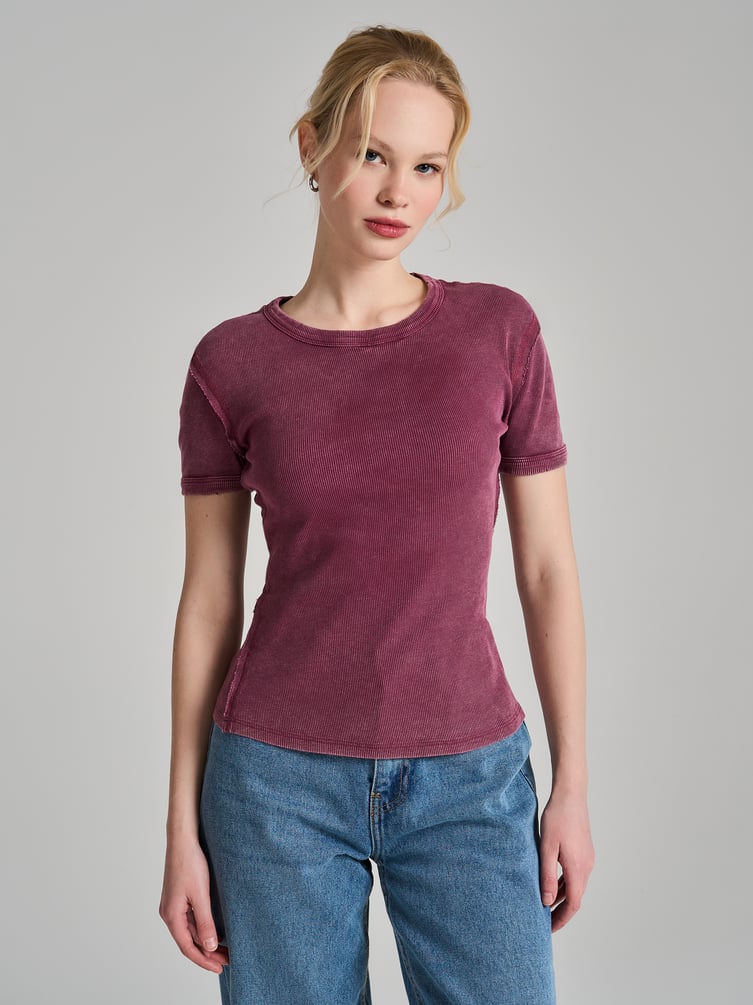 Футболка в рубчик с внешними швами