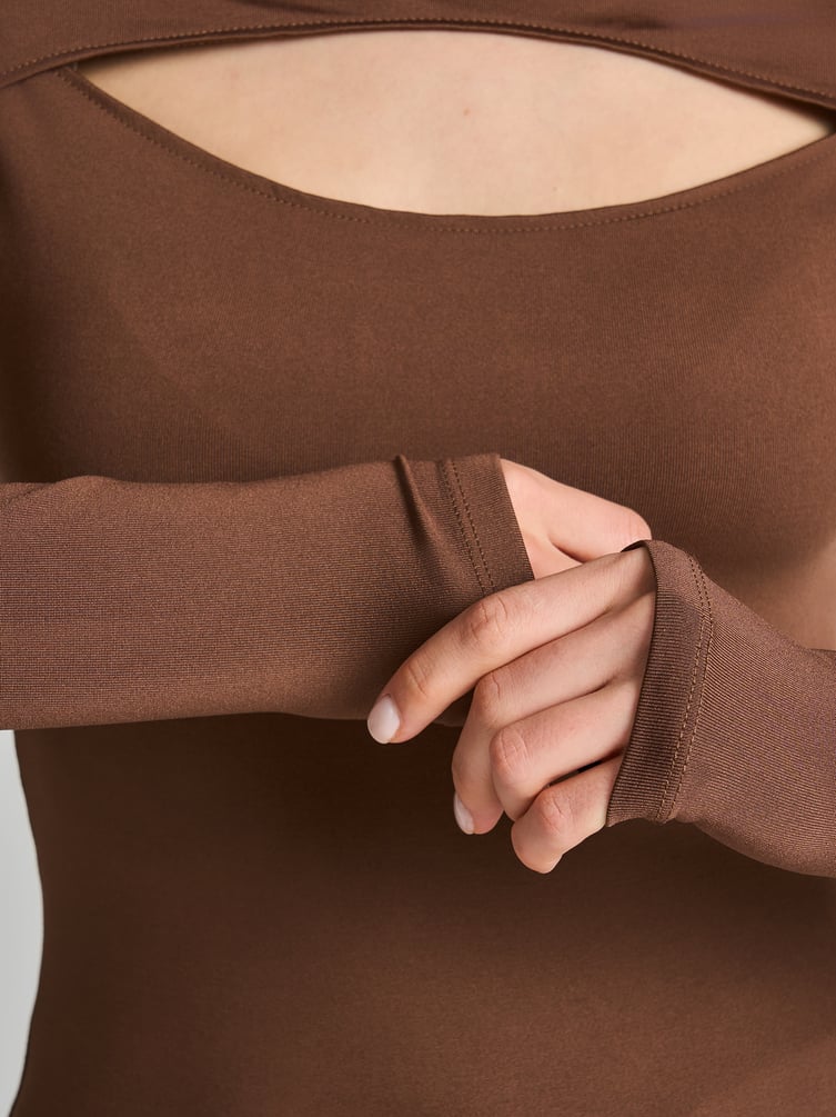 Лонгслив приталенный с вырезом