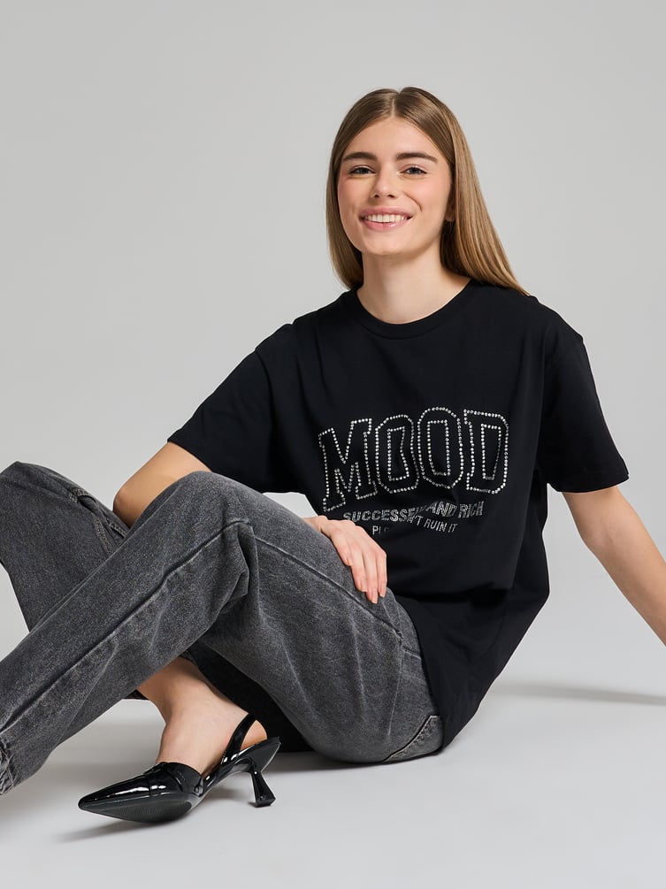 Футболка оверсайз с надписью стразами