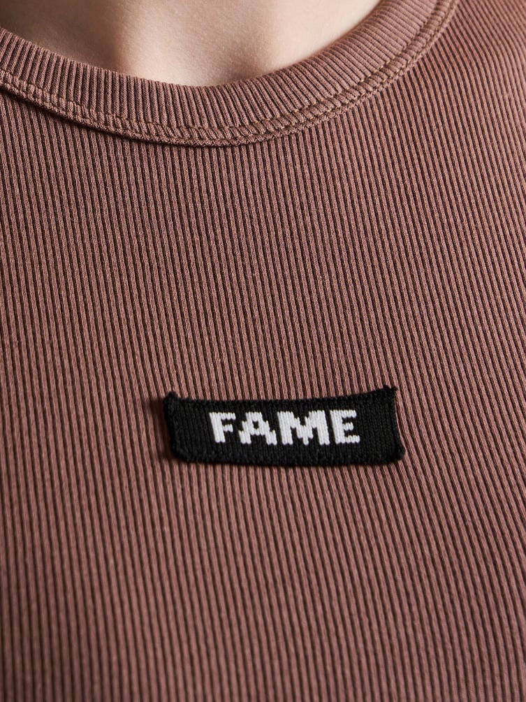 Футболка в рубчик с нашивкой