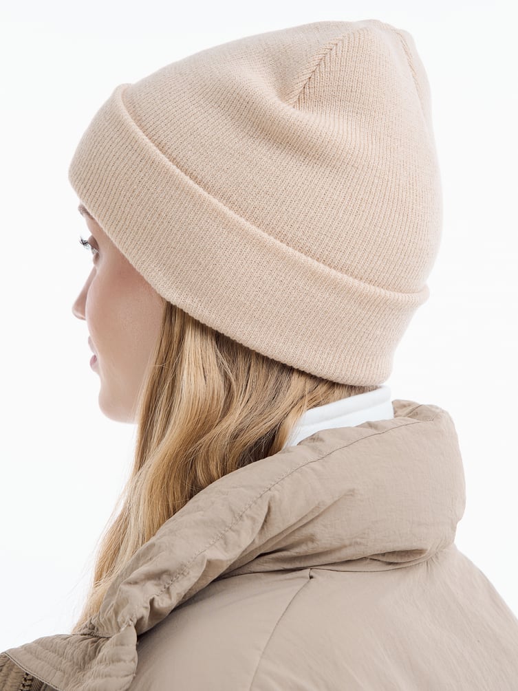 Осенняя вязаная шапка бини с люрексом