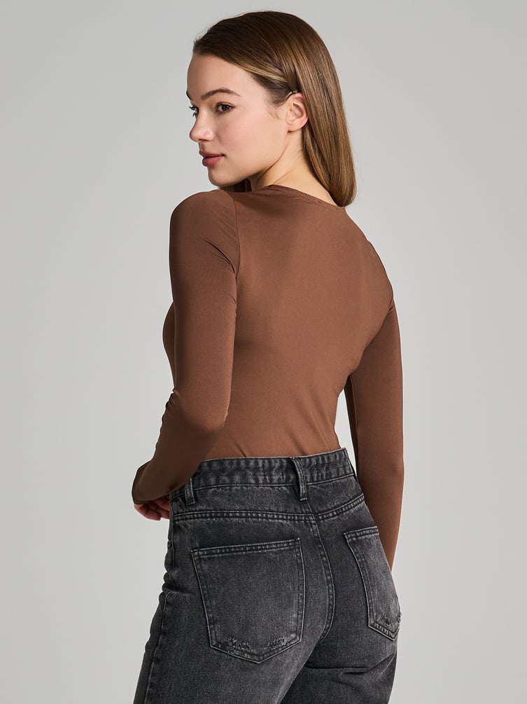 Лонгслив приталенный с вырезом