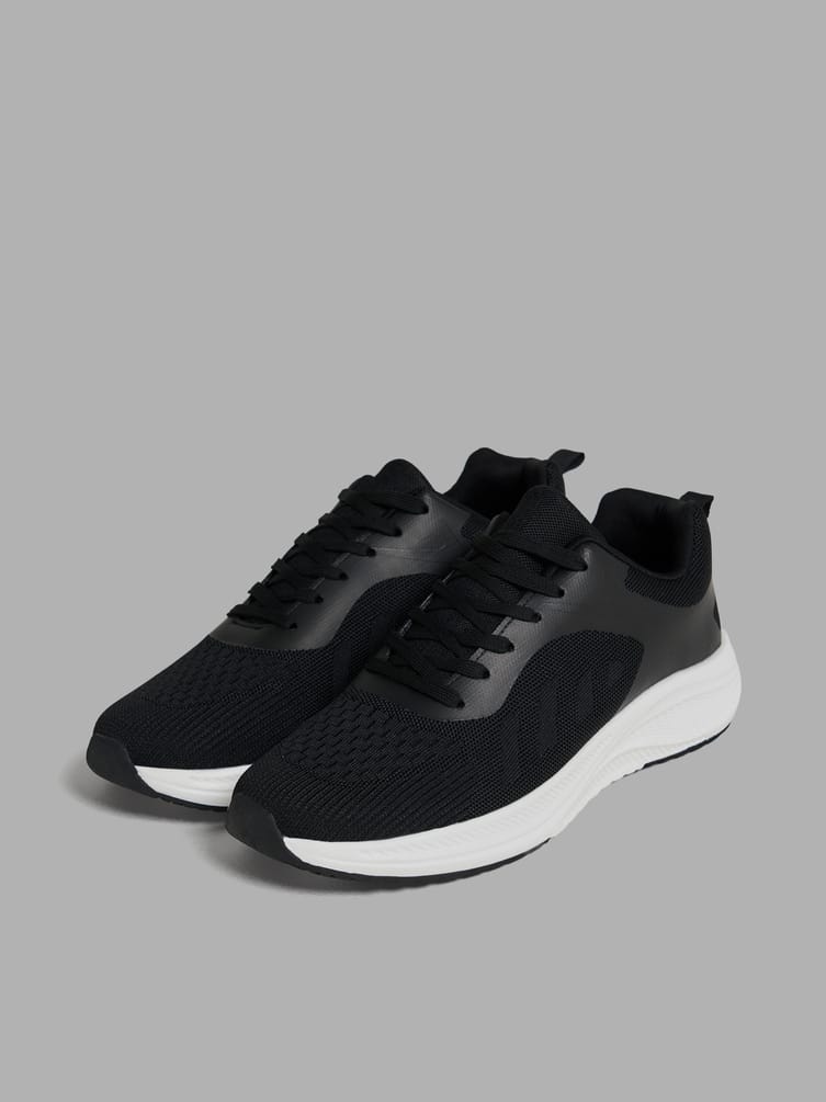 Черные спортивные кроссовки на массивной подошве