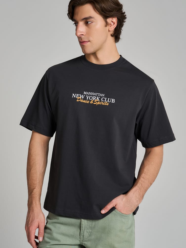 Футболка с принтом на спине