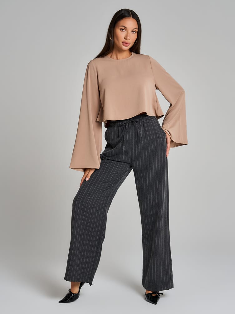 Блузка офисная нарядная с рукавом клеш