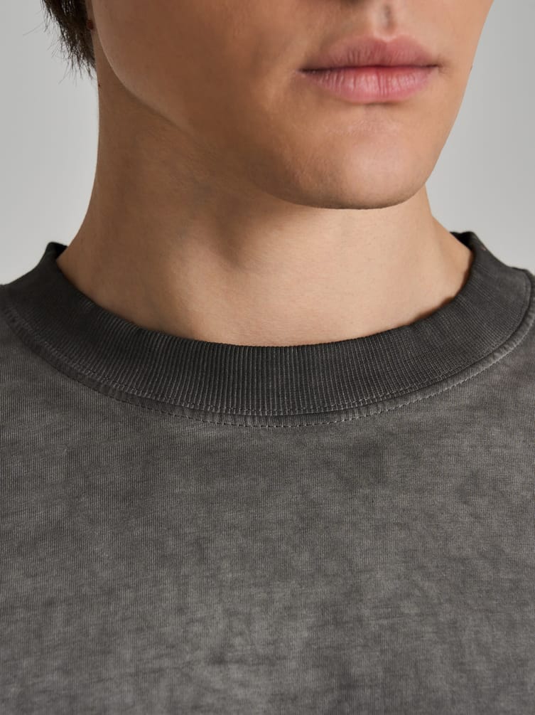 Футболка с вареным эффектом и принтом на спине