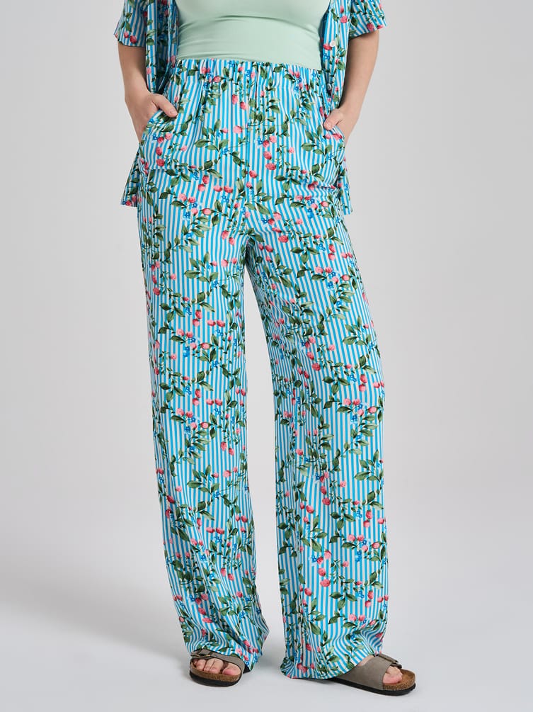 Костюм летний с рубашкой и брюками