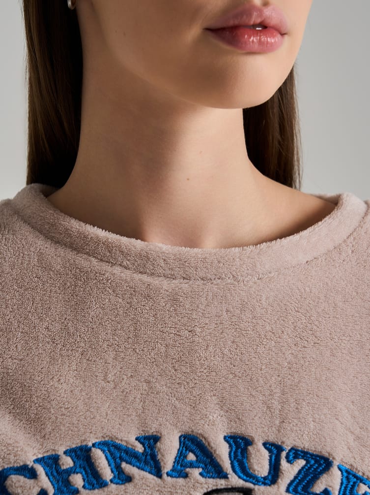 Плюшевая пижама с вышивкой и брюками