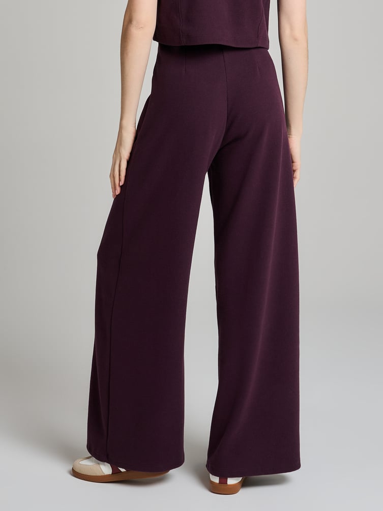 Широкие брюки в рубчик со стрелками