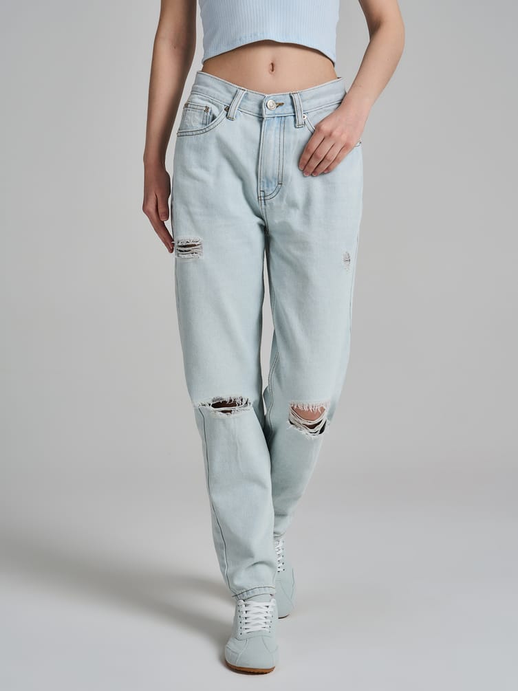 Джинсы момы с разрезами на коленках