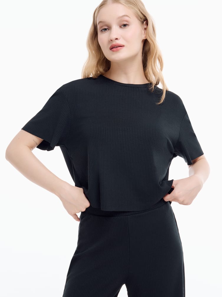 Домашний костюм с футболкой и брюками в рубчик