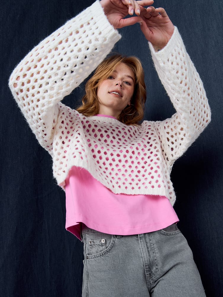 Укороченный вязаный джемпер в сетку