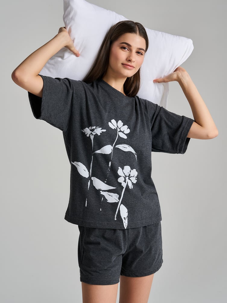 Пижама с футболкой и шортами