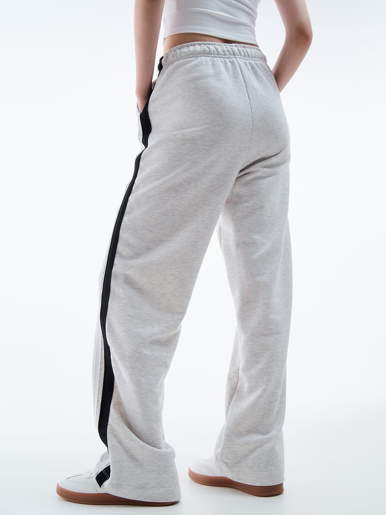 Спортивные брюки с лампасами