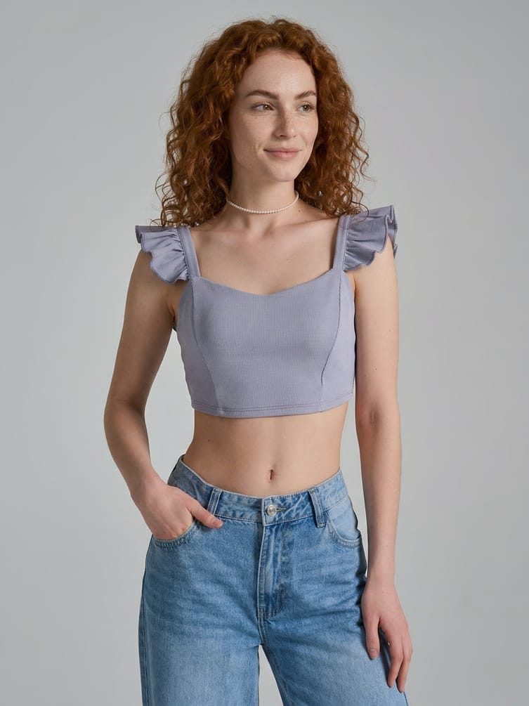 Короткий топ с рюшами на лямках