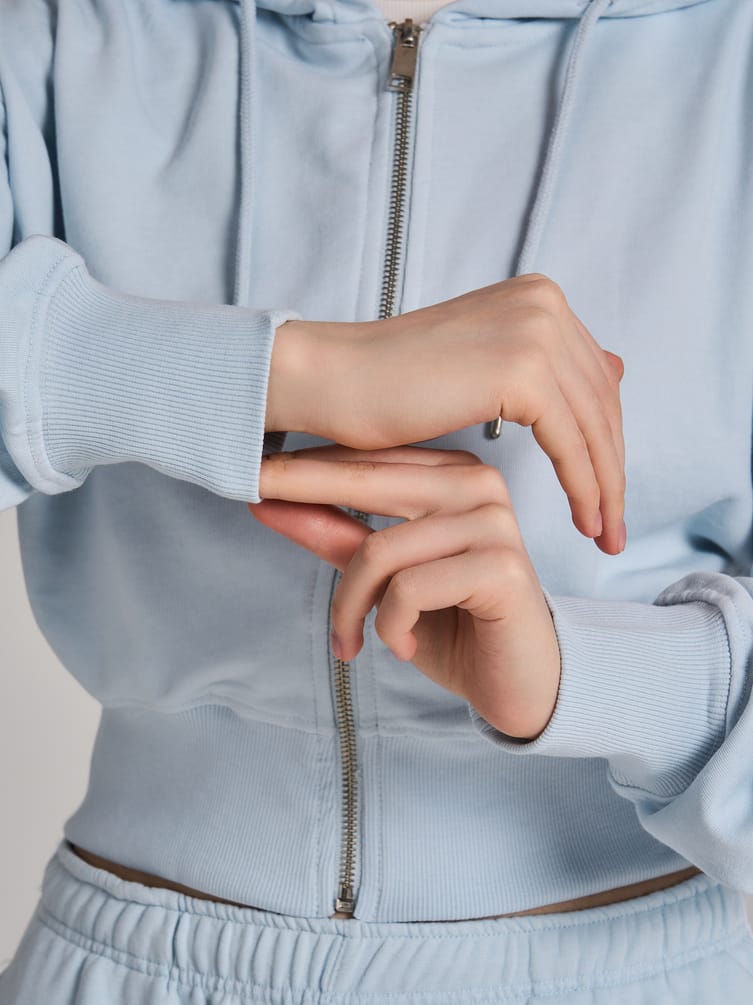 Укороченная толстовка с капюшоном