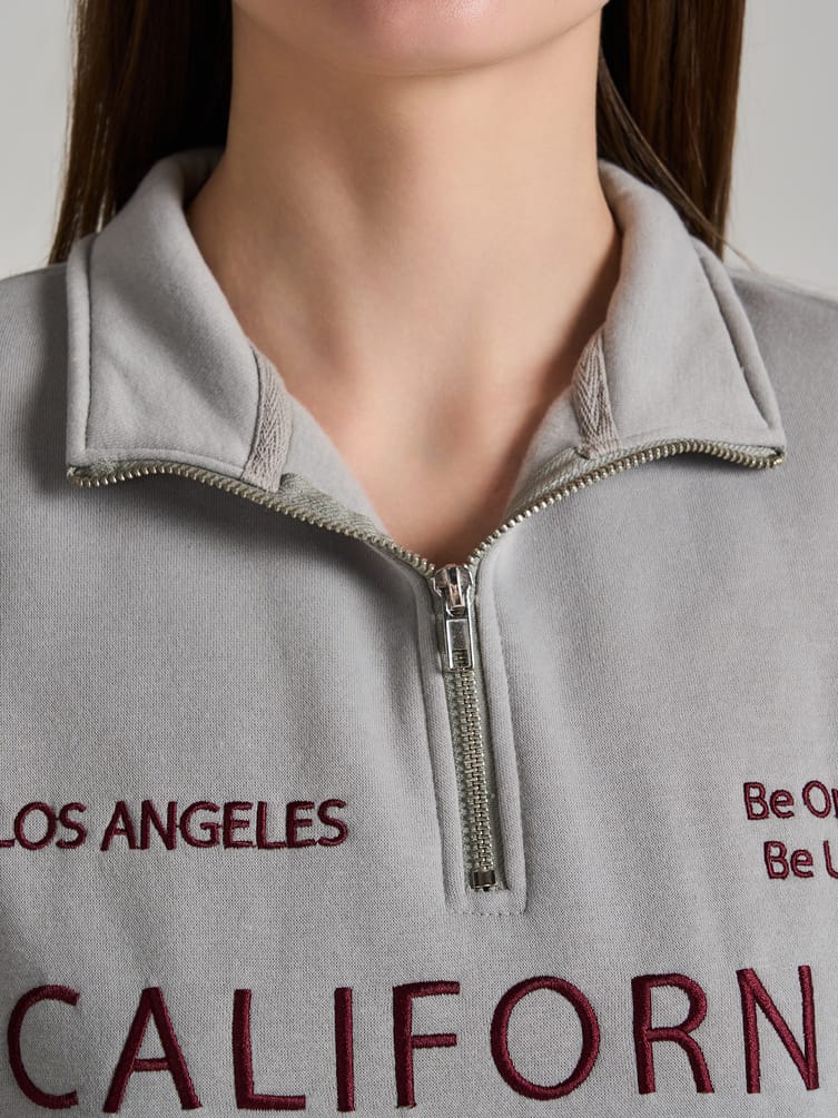 Толстовка теплая с полузамком с вышитой надписью