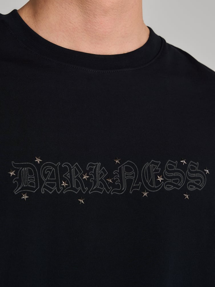 Футболка с надписью Darkness и заклепками