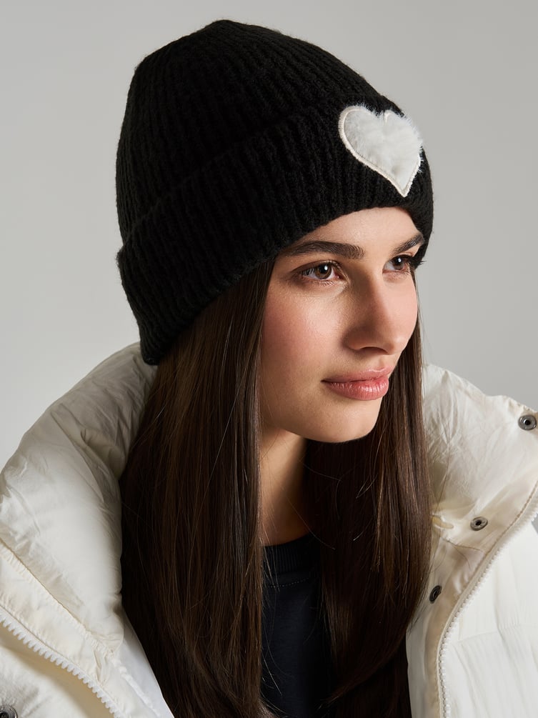 Вязаная шапка с плюшевым сердцем