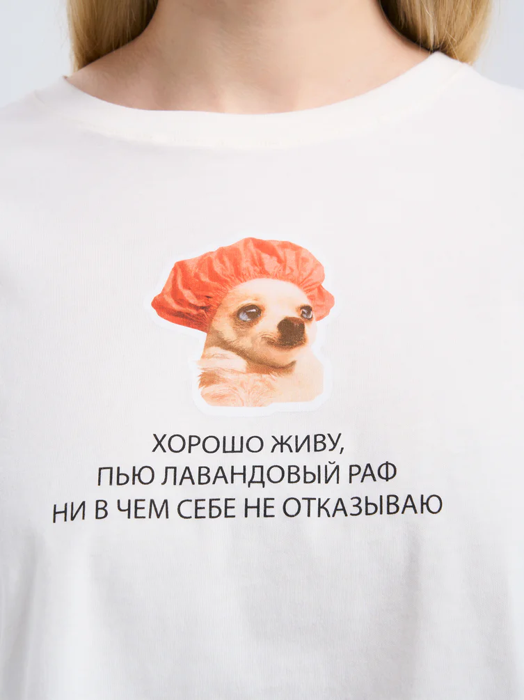 Пижама с принтом на футболке и шортами