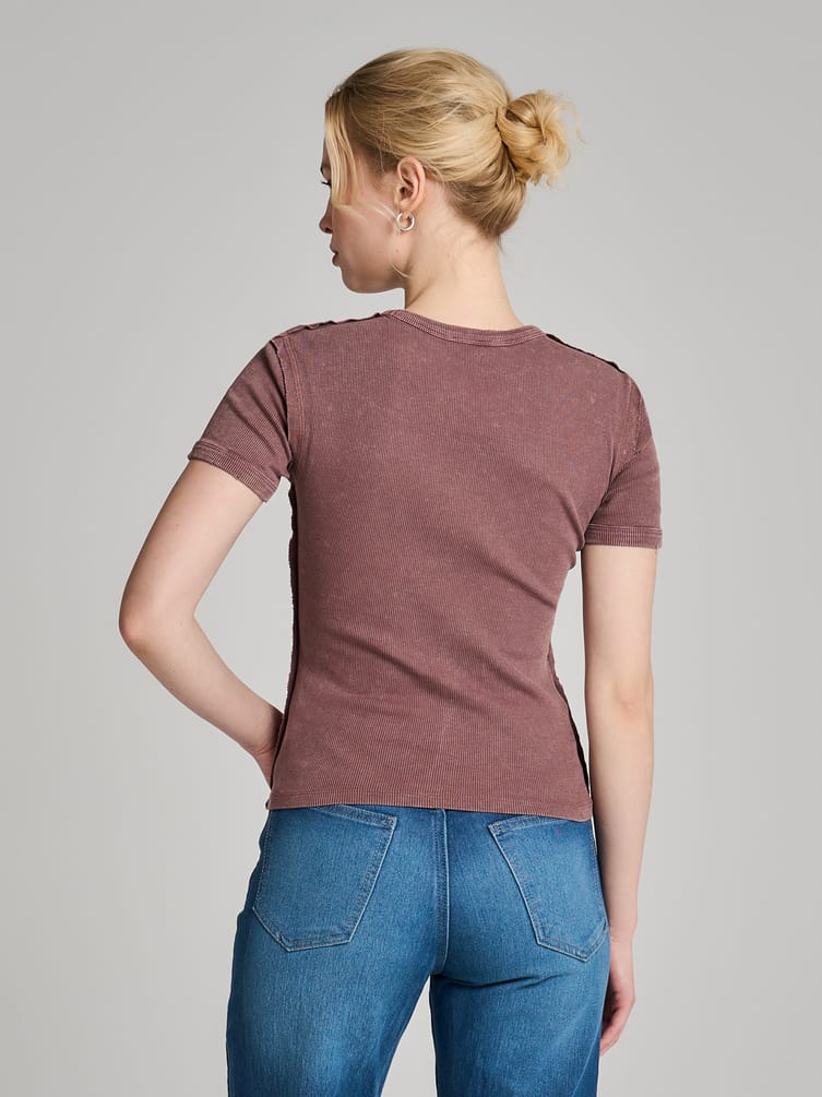 Футболка в рубчик с внешними швами