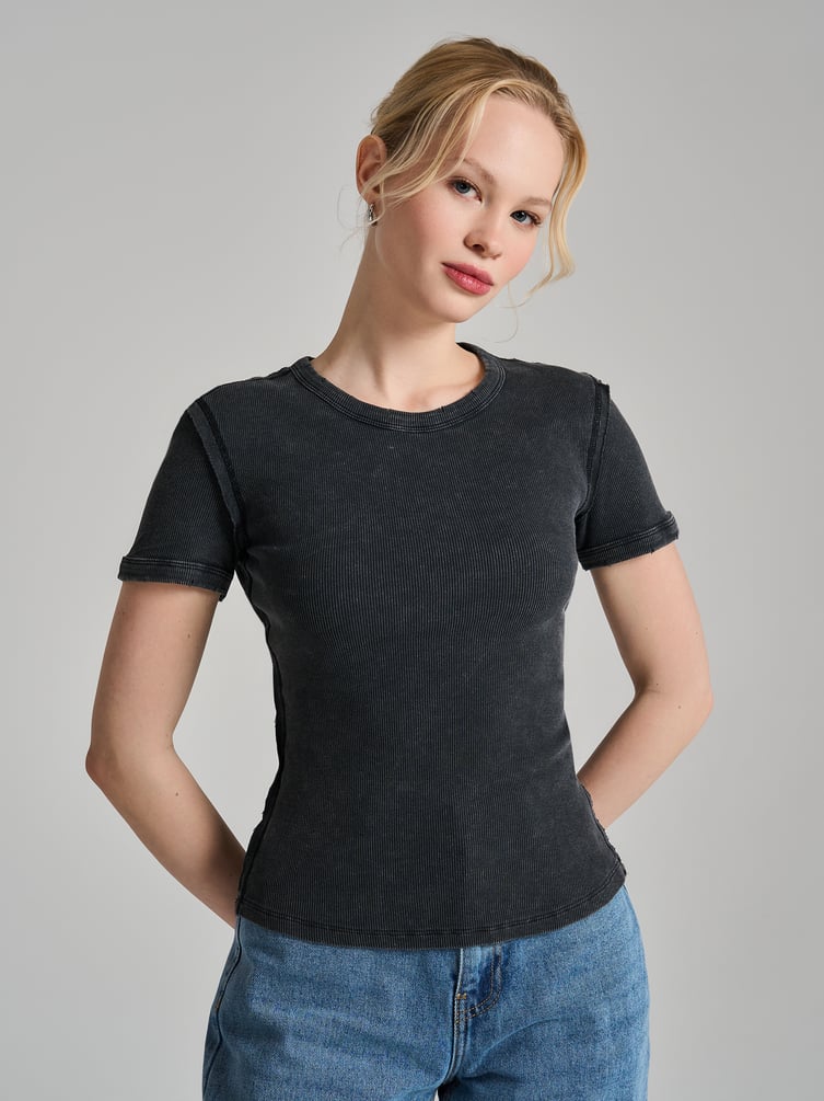Футболка в рубчик с внешними швами