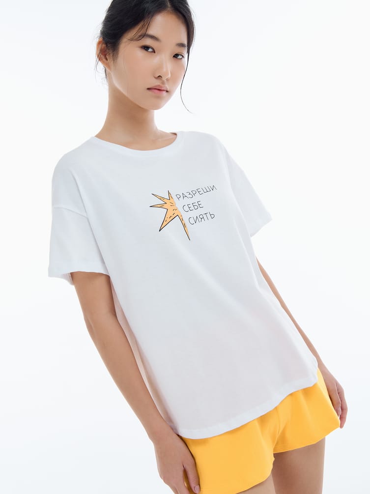 Хлопковая пижама с футболкой с яркими шортами