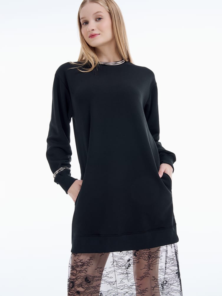 Платье-толстовка с кружевом