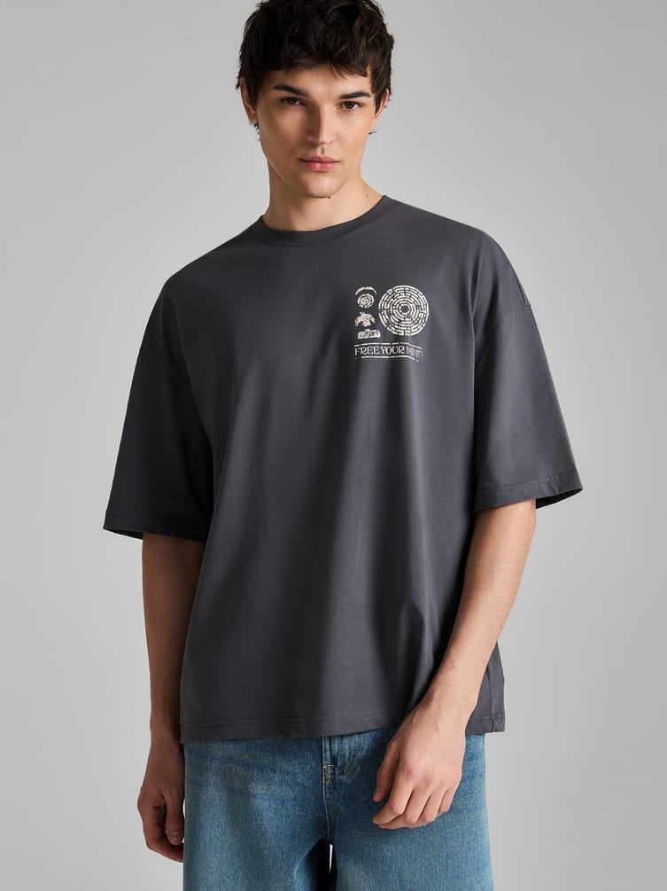 Футболка оверсайз с принтом лабиринта на спине