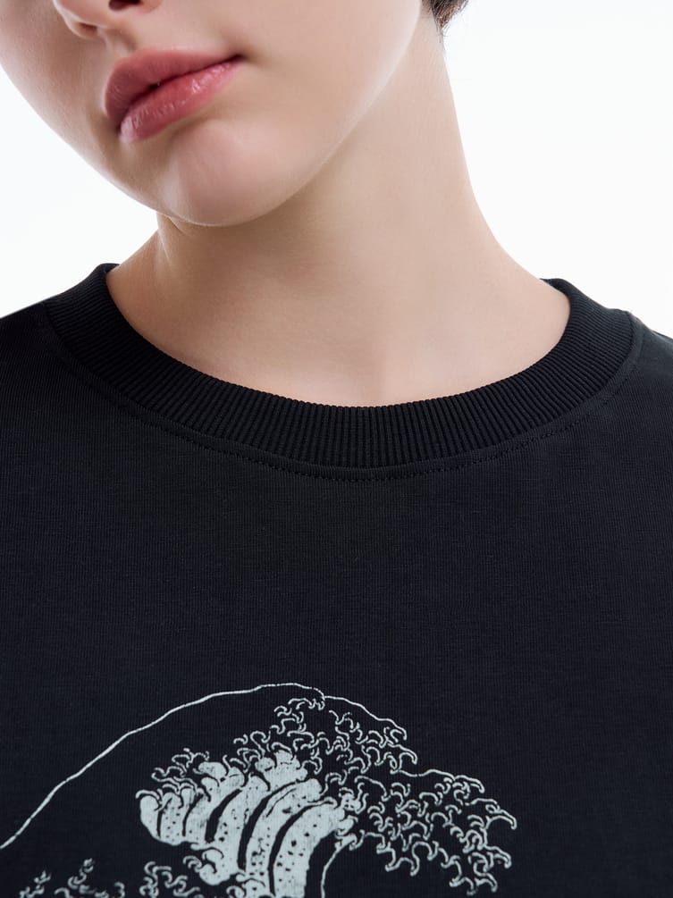 Плотная футболка оверсайз с принтом гравюры