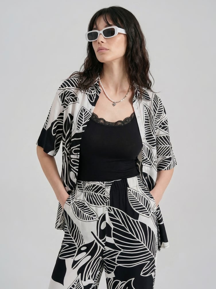 Костюм летний с рубашкой и брюками