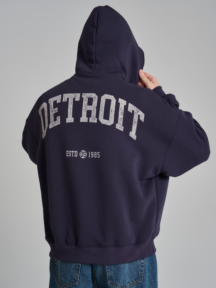 Толстовка оверсайз с надписью на спине