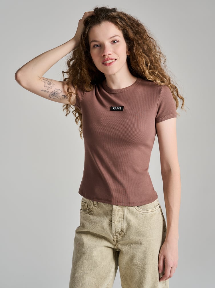 Футболка в рубчик с нашивкой