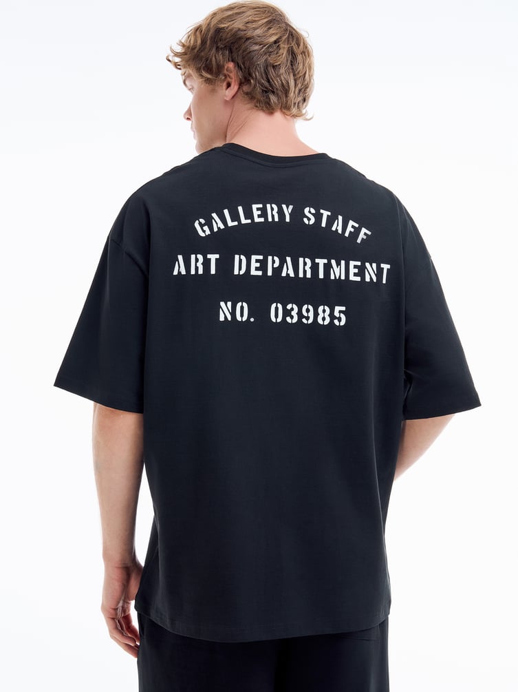 Футболка с принтом на спине