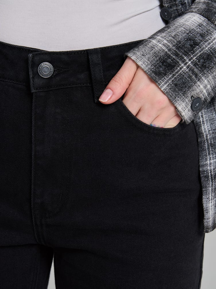 Джинсы зауженные с необработанными краями