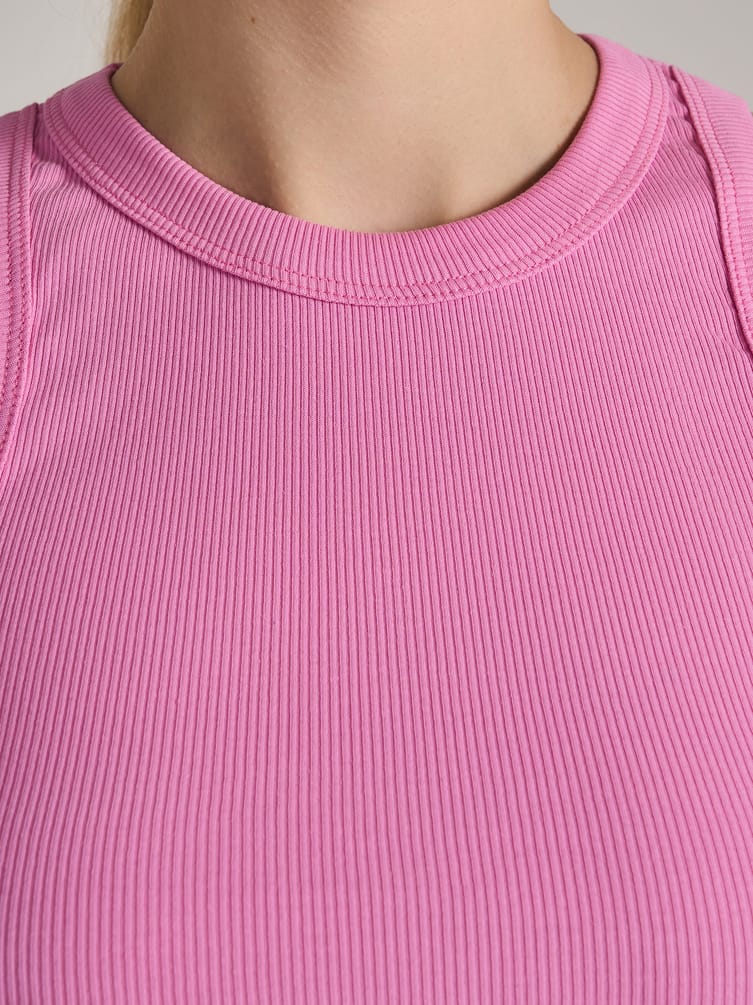 Майка в рубчик на широких бретелях