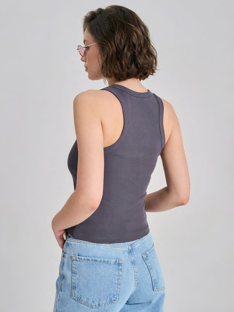 Майка на широких бретелях в рубчик