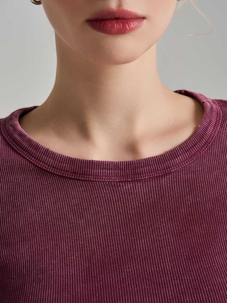 Футболка в рубчик с внешними швами