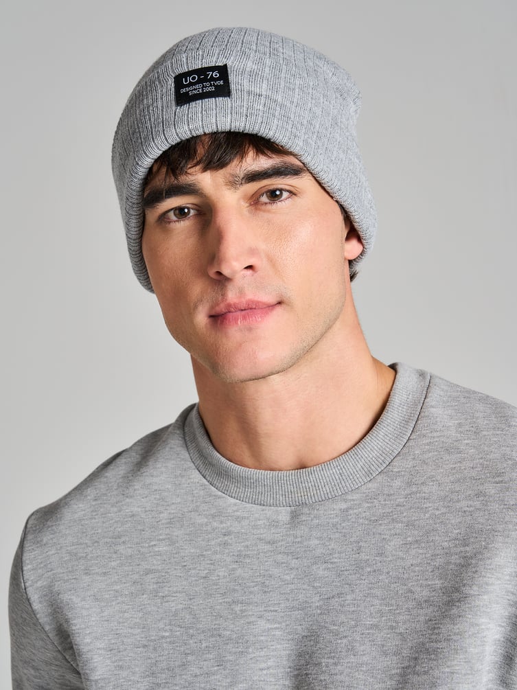 Трикотажная осенняя шапка бини с нашивкой