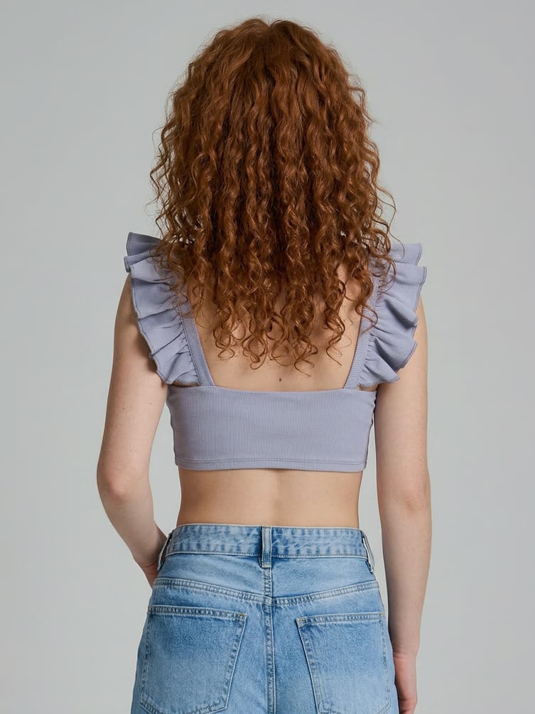 Короткий топ с рюшами на лямках