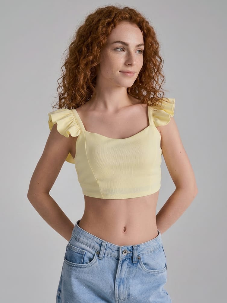 Короткий топ с рюшами на лямках