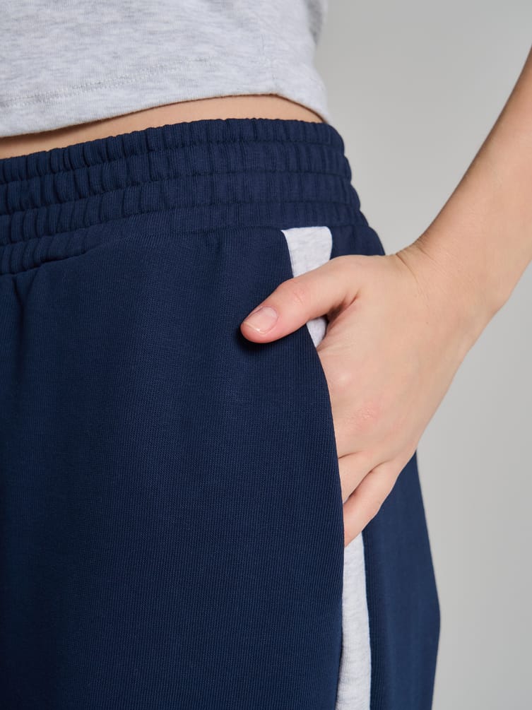 Брюки спортивные с лампасами