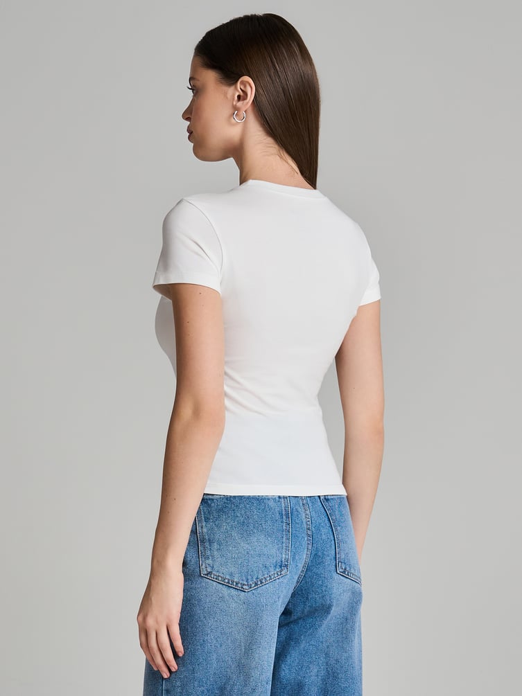 Футболка облегающая с надписью стразами