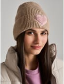 Вязаная шапка с плюшевым сердцем