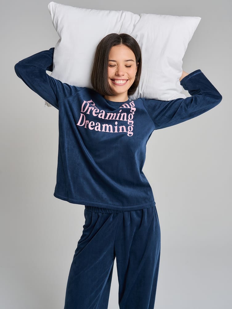 Пижама плюшевая с надписью и брюками