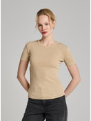 Футболка в рубчик с внешними швами